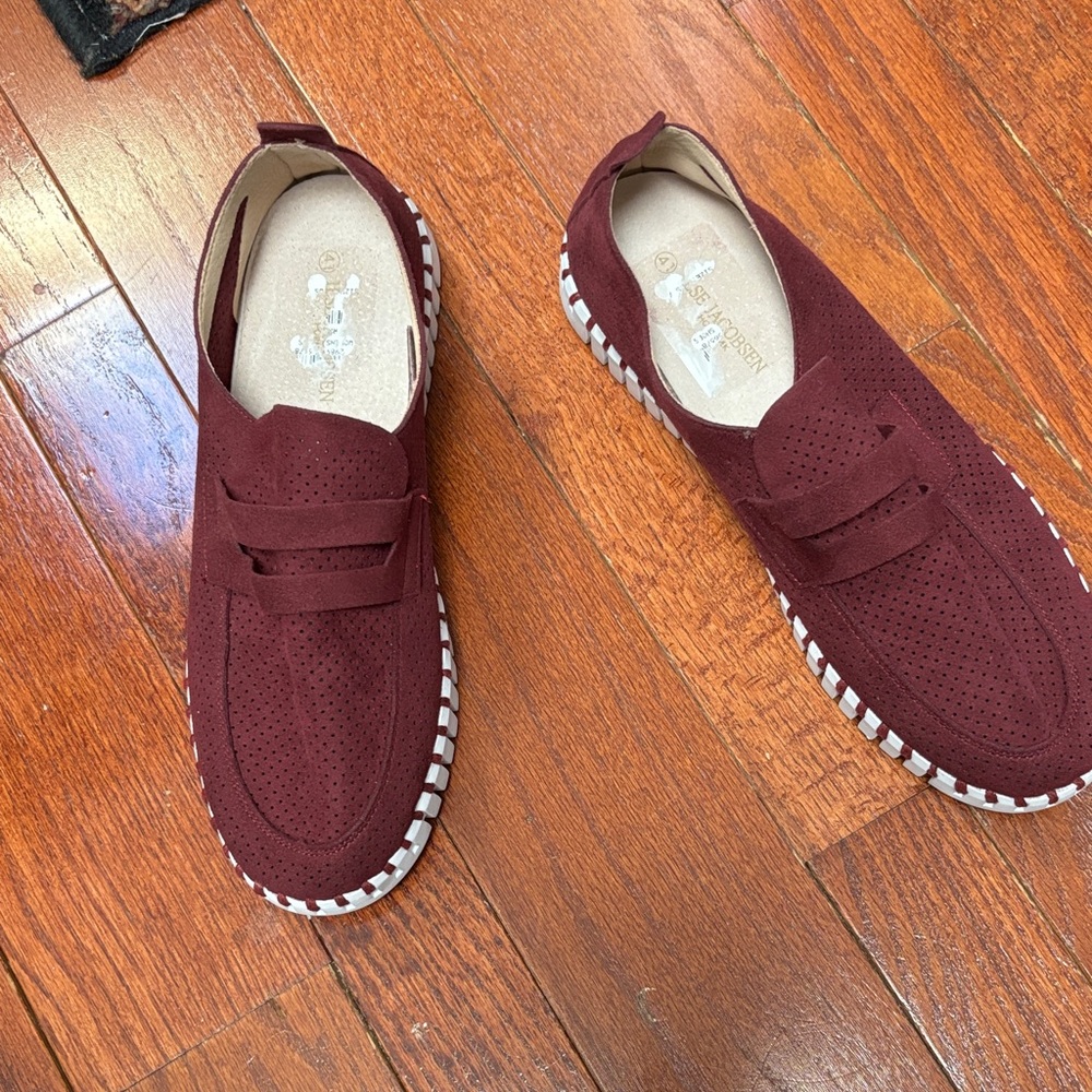 Ilse Jacobsen Dark Red Perforated Flats